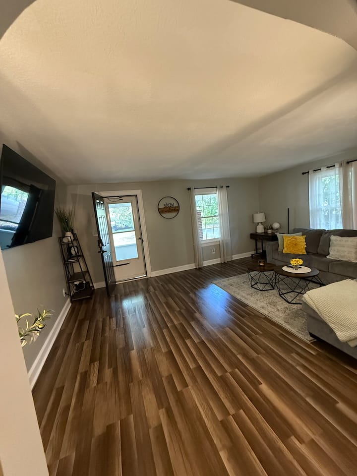 The Cozy Cottage welcomes you! - Houses for Rent in North Canton