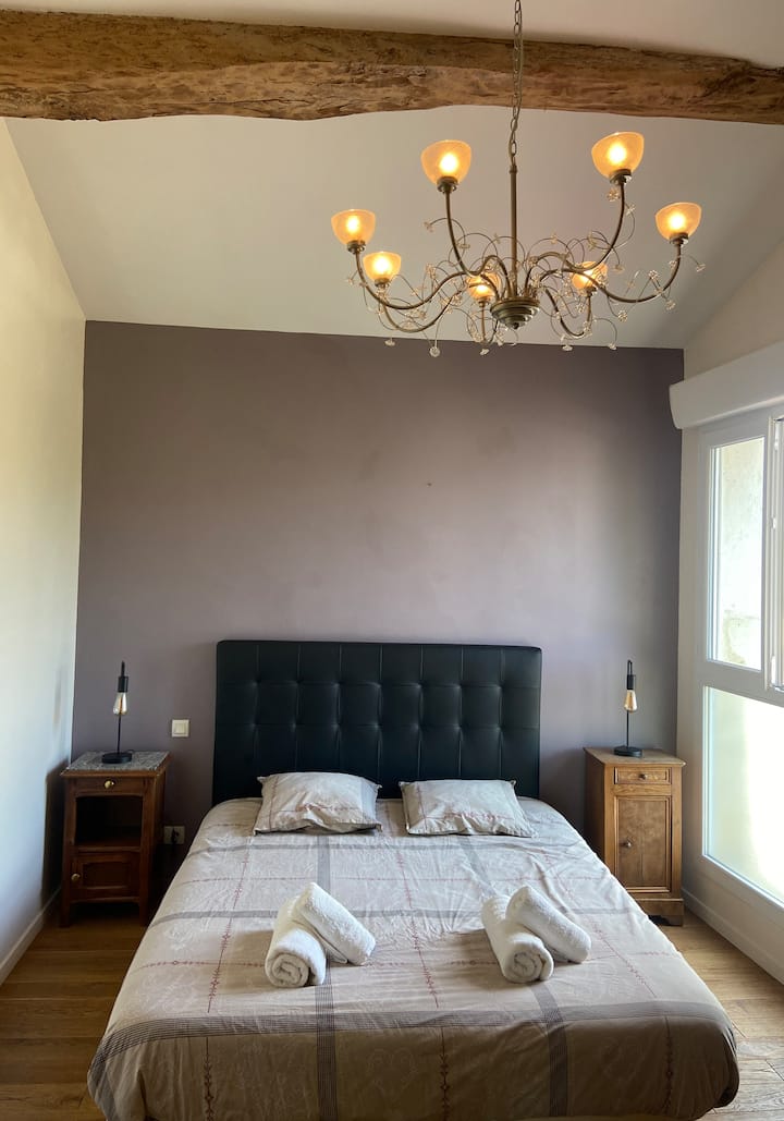 Главна спална соба: спална соба со кревет од 160 x 200, која нуди удобност и спокојство. 