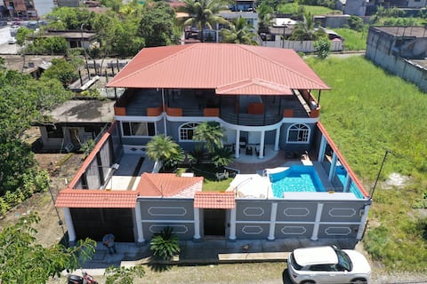 House with heated pool, BBQ, A/C