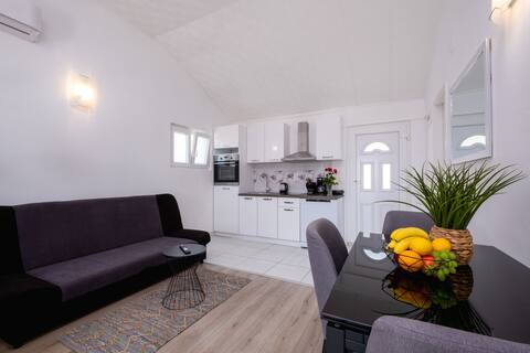 Popular Airbnb listing: Sweet paradise Mlini with beautifull view in Općina župa Dubrovačka
