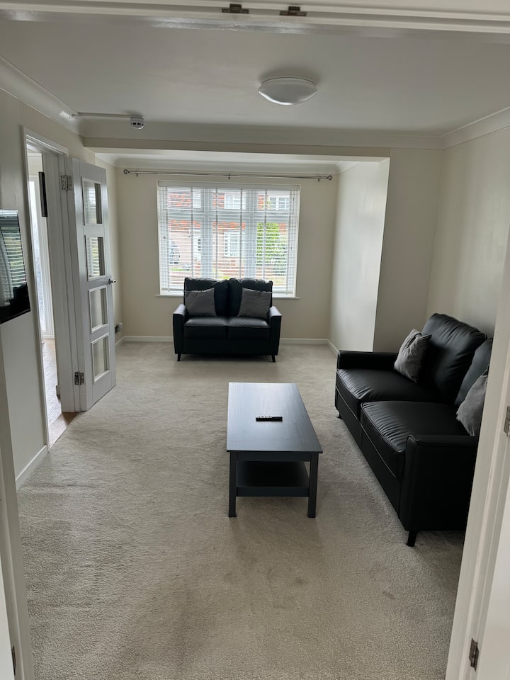 Stylish 4-bed House In Kent - Gillingham