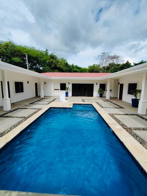 Beautiful 3brm, 3.5 bth w/Pool in Hacienda Iguana