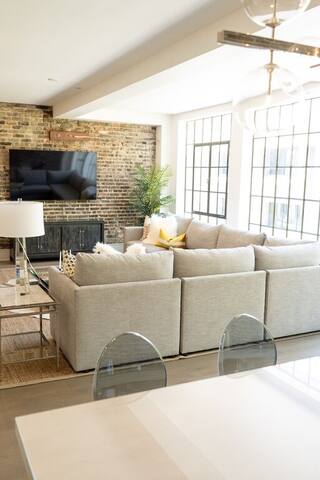 Modern New Orleans CBD Condo: Prime Luxe Location gallery image 5