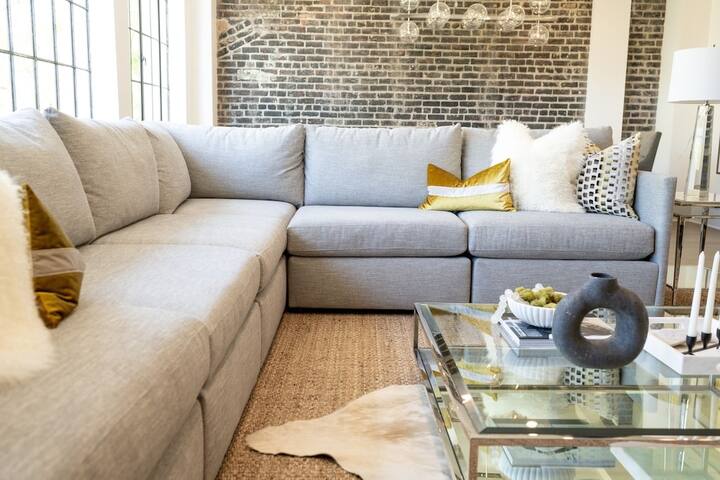 Modern New Orleans CBD Condo: Prime Luxe Location gallery image 2