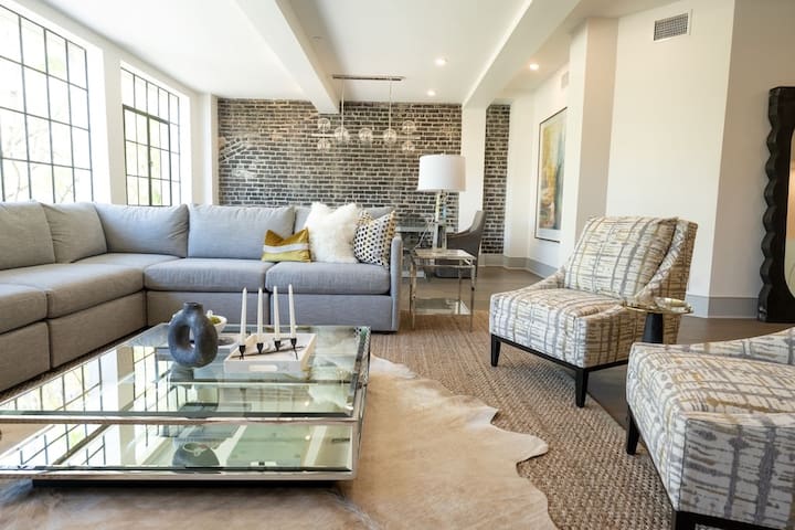 Modern New Orleans CBD Condo: Prime Luxe Location