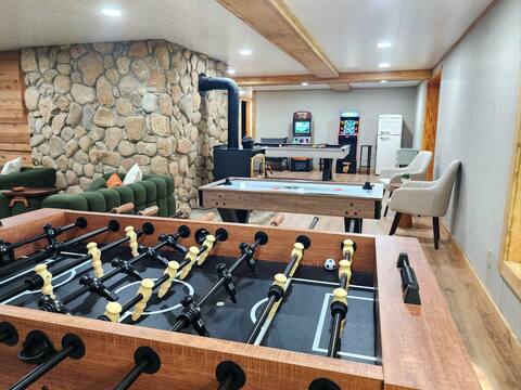 Fun Luxury Lodge Sleeping 25: Hot Tub, 16 Acres
