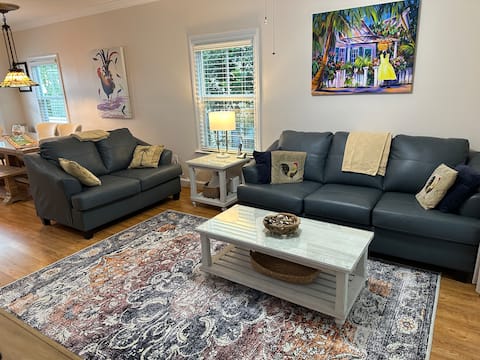 Top Airbnb: Funky Chicken Cottage with Shared Pool in Paradise in Stock Island