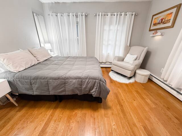 Private Parking! 4BR Family Home in South Boston gallery image 4