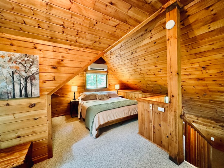 Kingsize bed met airconditioning direct boven het hoofd.