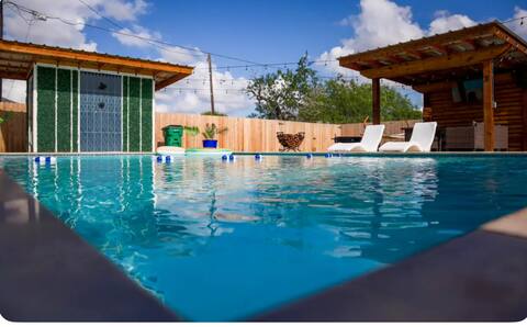 Newly remodeled house w pool 3 min to outlets