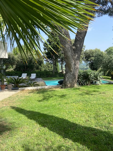 Very quiet villa, swimming pool, close to Avignon.