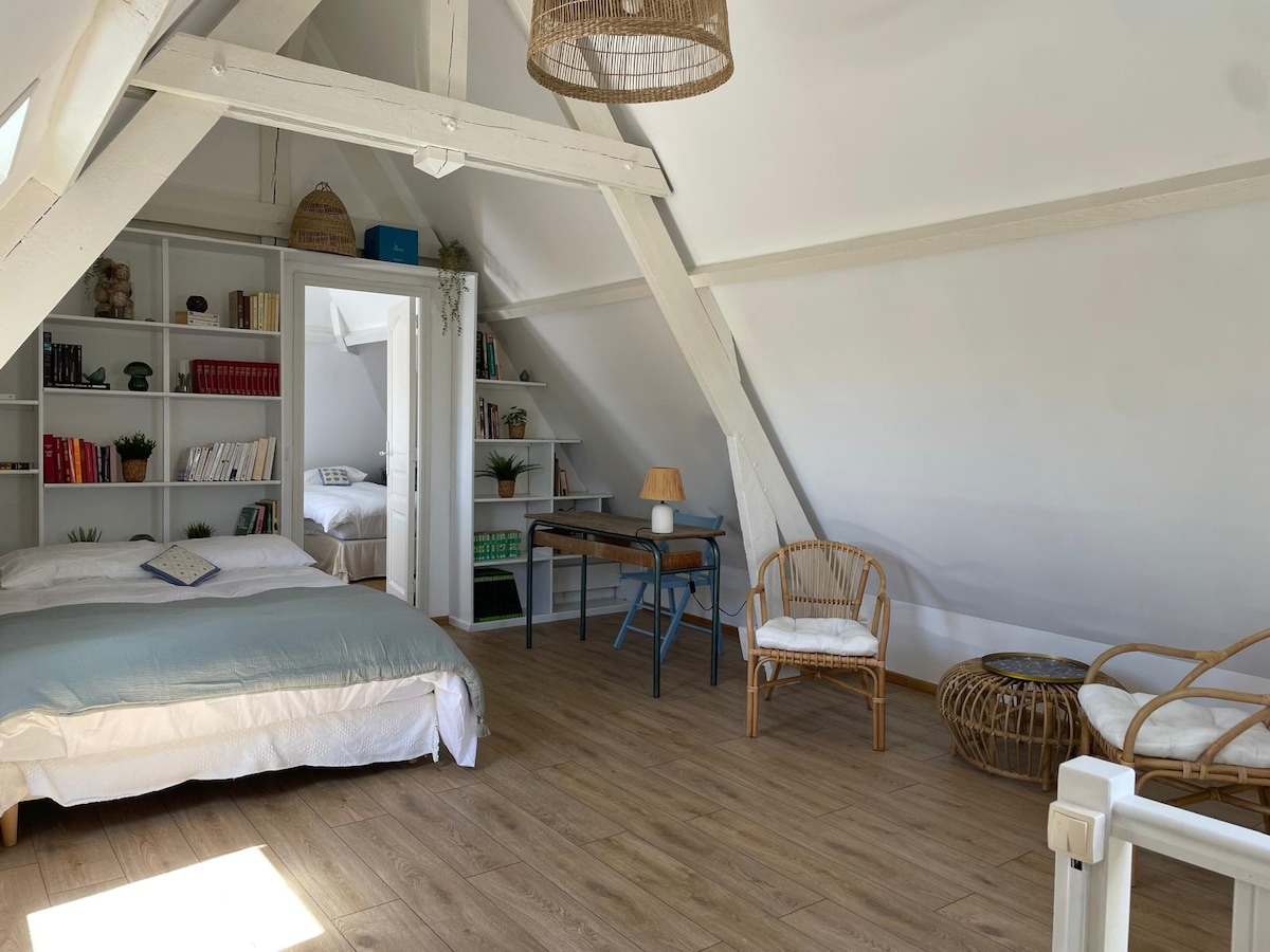 Eerste slaapkamer van het tweede huis met een bed van 140 cm (oversteek), een leeshoek en een bureau! 
Ideaal om rustig te werken terwijl de rest van de familie of vrienden van het huisje of de tuin genieten! 