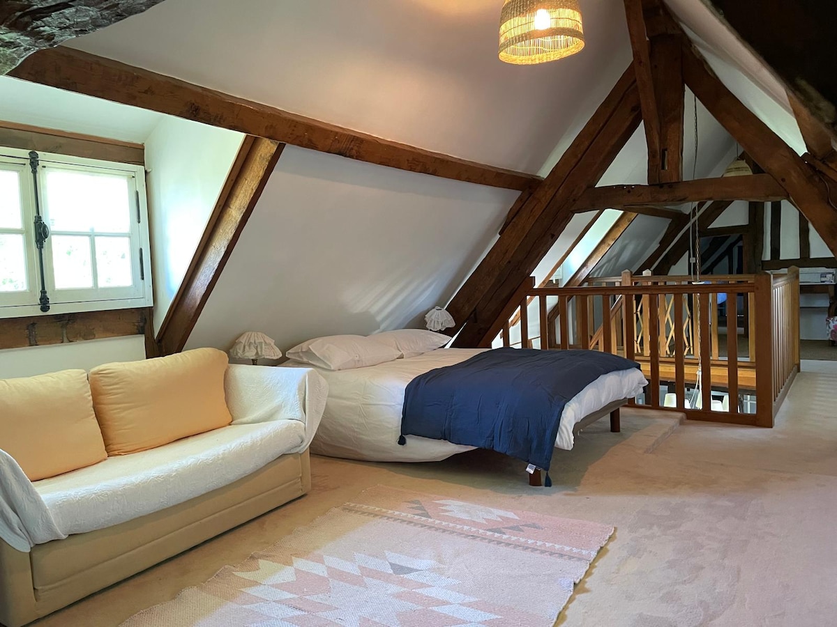 Vierde slaapkamer van het hoofdhuis op de eerste verdieping, onder het rieten dak! Deze grote kamer is ideaal gelegen tussen de kinderkamer en de badkamer/douche en toilet. 