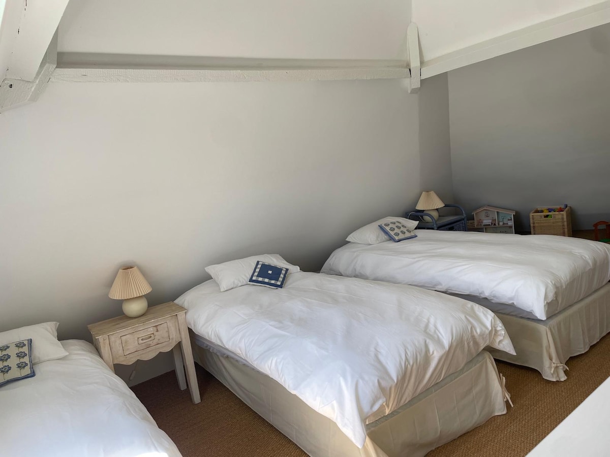 Tweede slaapkamer van het hoofdhuis: de slaapzaal!! 
Deze kamer is uitgerust met drie eenpersoonsbedden van 90 cm, een dressoir en een speelruimte voor kinderen. Uitzicht op het zwembad!