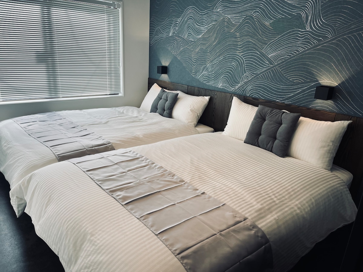 Deux lits doubles spacieux peuvent être utilisés.Vous pouvez dormir avec des futons et des draps propres.La climatisation est également à votre disposition.Le chauffage peut être utilisé en hiver et le refroidissement en été