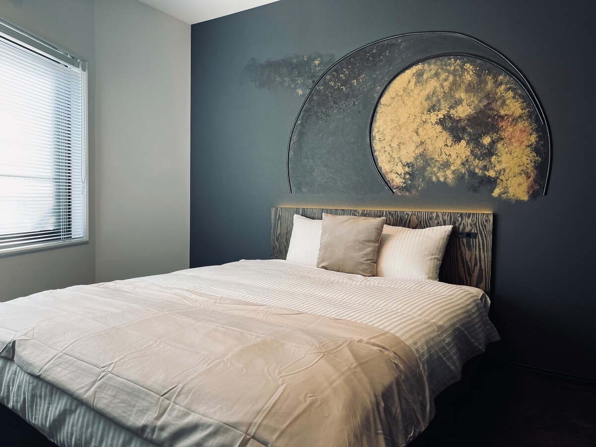 C'est la chambre principale.Le lit est spacieux.
Il peut dormir confortablement pour deux personnes.Profitez d'un moment élégant et relaxant