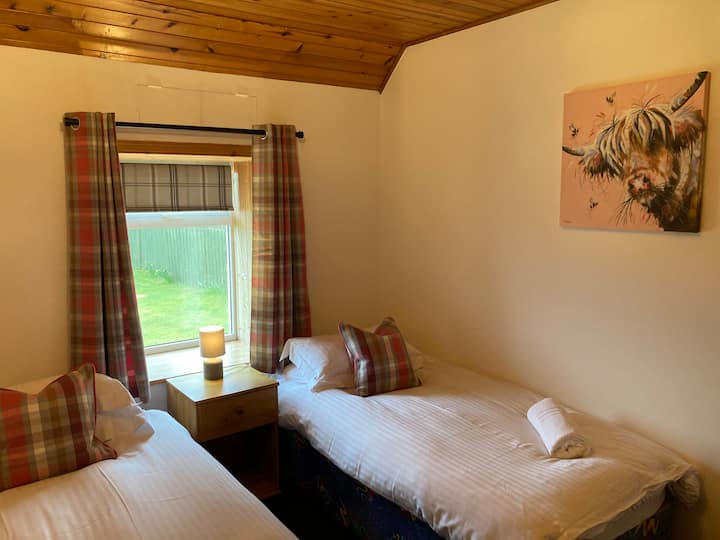 Საძინებელი 2, რომელშიც არის 2 ერთადგილიანი საწოლი და რბილი ბამბის თეთრეული, ასევე, პირსახოცები, რომლებიც მთლიანად შედის თქვენს სტუმრობაში.