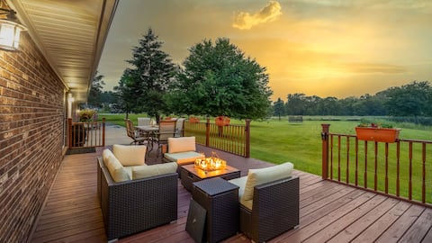 10 min to stadium, sleeps 12, pool table/hot tub