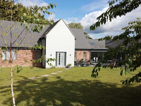 The Highlands: 5 bed 5 bath - Huge Sociable House!