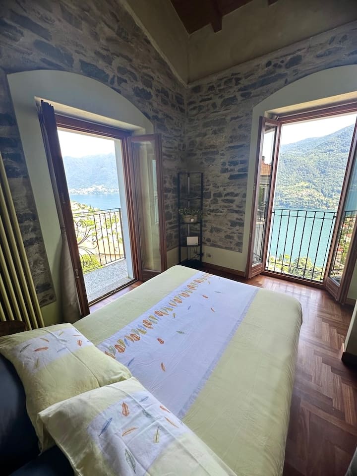 Спалната соба со прекрасен поглед кон езеро