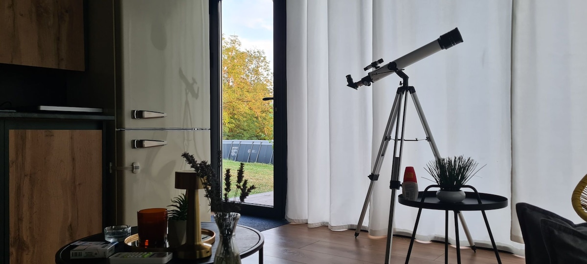 Dnevni boravak ima ugaonu garnituru na razvlačenje gdje može spavat dvije do tri osobe, kuhinja sa posudjem, veliki frizider i zamrzivac, indukcionu ploču za kuhanje.