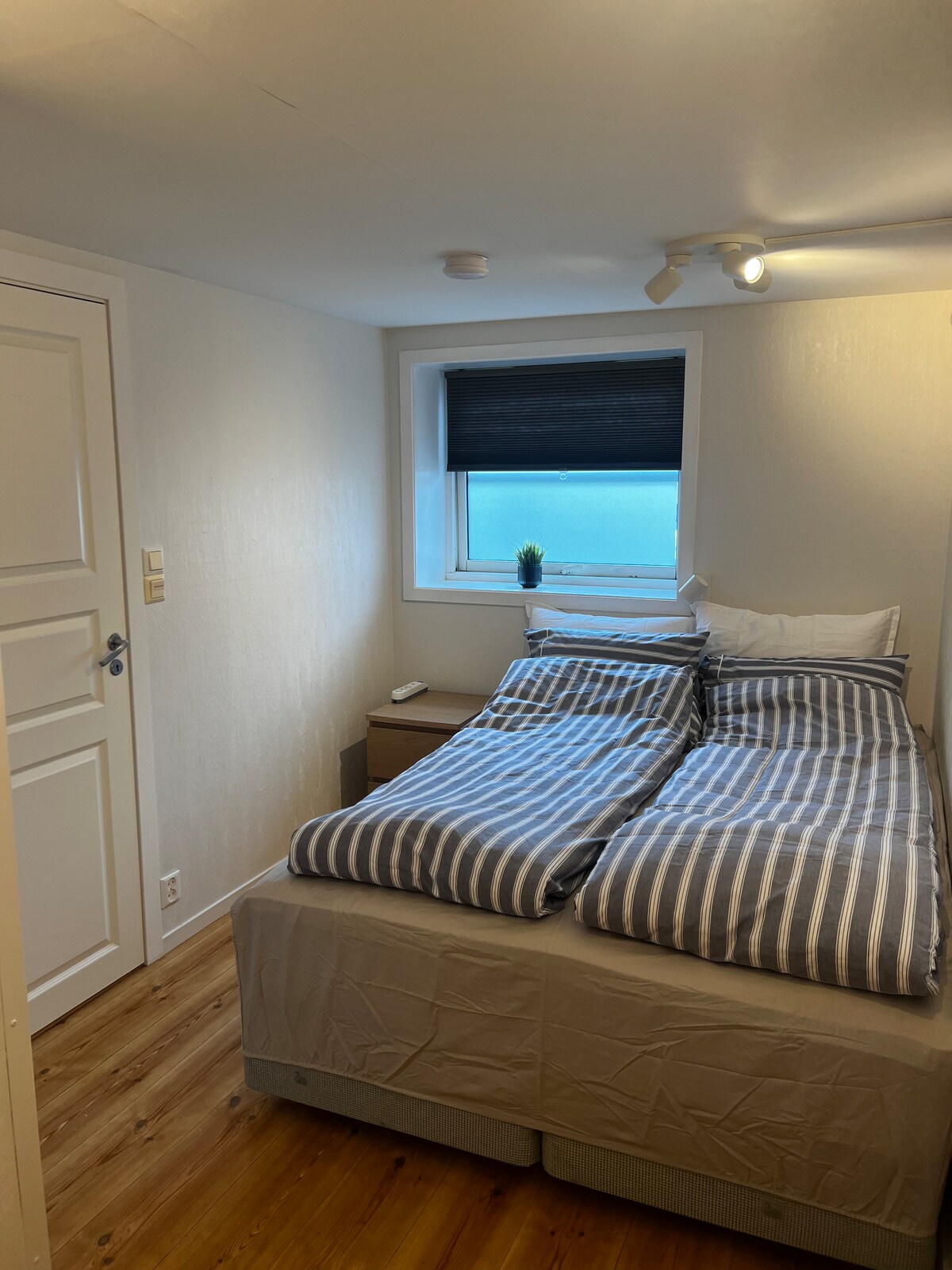 Континентално легло Jensen с олекотени завивки и възглавници, подходящи за алергии. Изключително дълги завивки