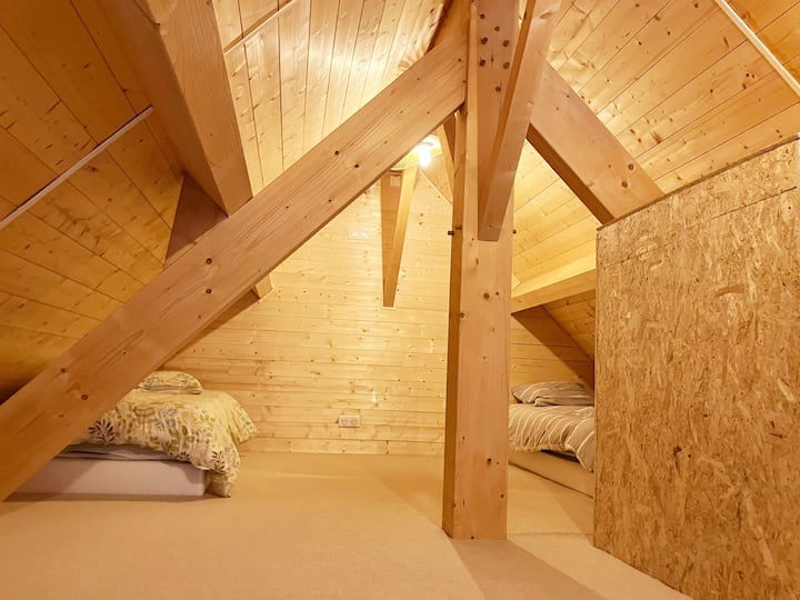 מקום שינה מושלם לילדים ומתבגרים עם 3 מיטות יחיד