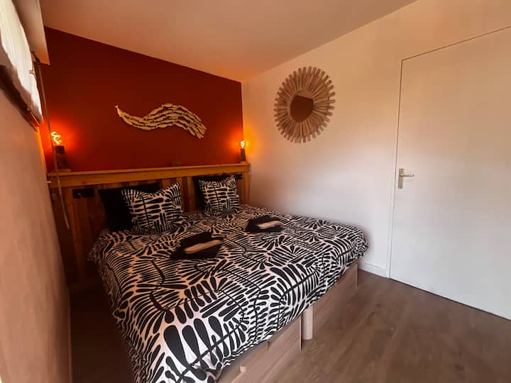 Opção de ter a cama como uma cama queen size ou separada em duas camas de solteiro
