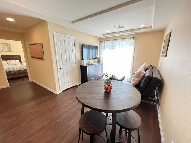 #49B Luxurious Tri-Level 6BR w/ Pool & Pool Table gallery image 5