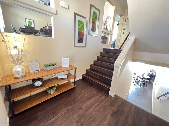 #49B Luxurious Tri-Level 6BR w/ Pool & Pool Table gallery image 3