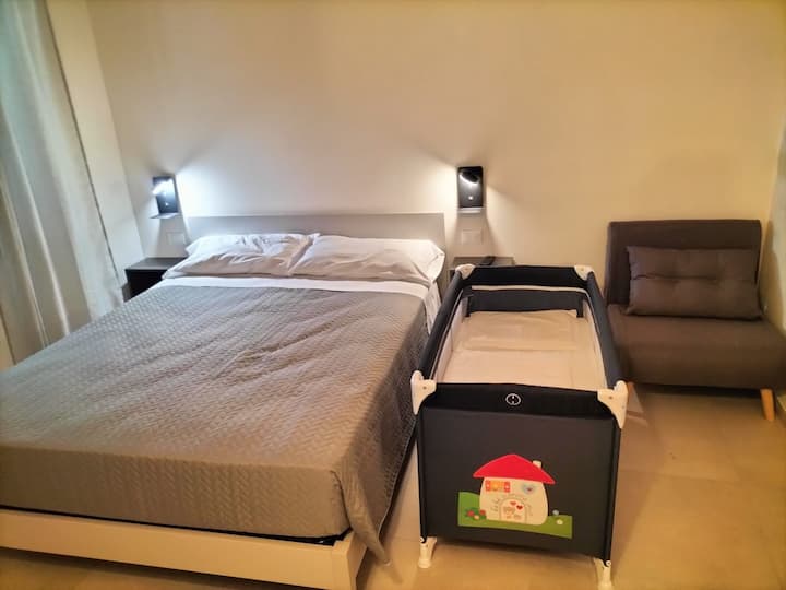 Собата е  опремена со клима уред, приклучоци и сопствена бања со прозорец.