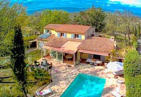 Large villa with pool, 30 min from the sea