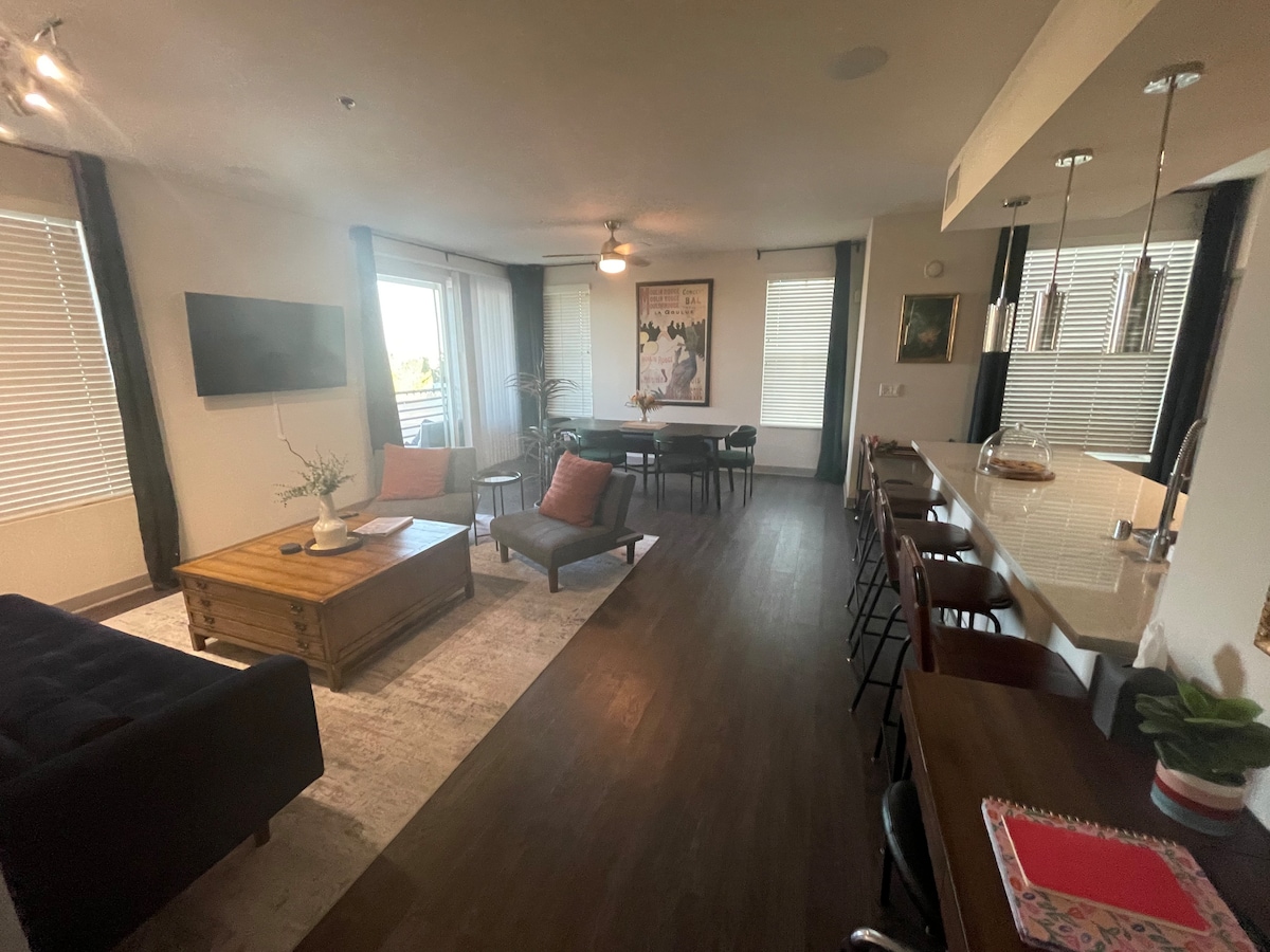 Profitez d'un plan d'étage ouvert spacieux qui relie parfaitement la cuisine, le salon et la salle à manger, parfait pour se détendre et socialiser avec ses amis et sa famille !