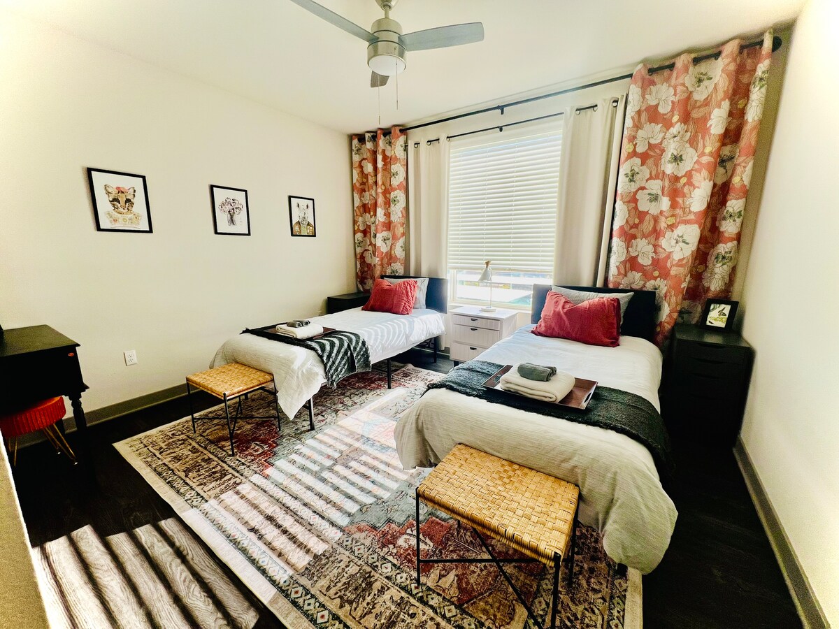 Il s'agit d'une séparation avec lit King Size. Séparé, il fait deux abeilles jumelles XL, mais il mesure un lit King Size ordinaire. 