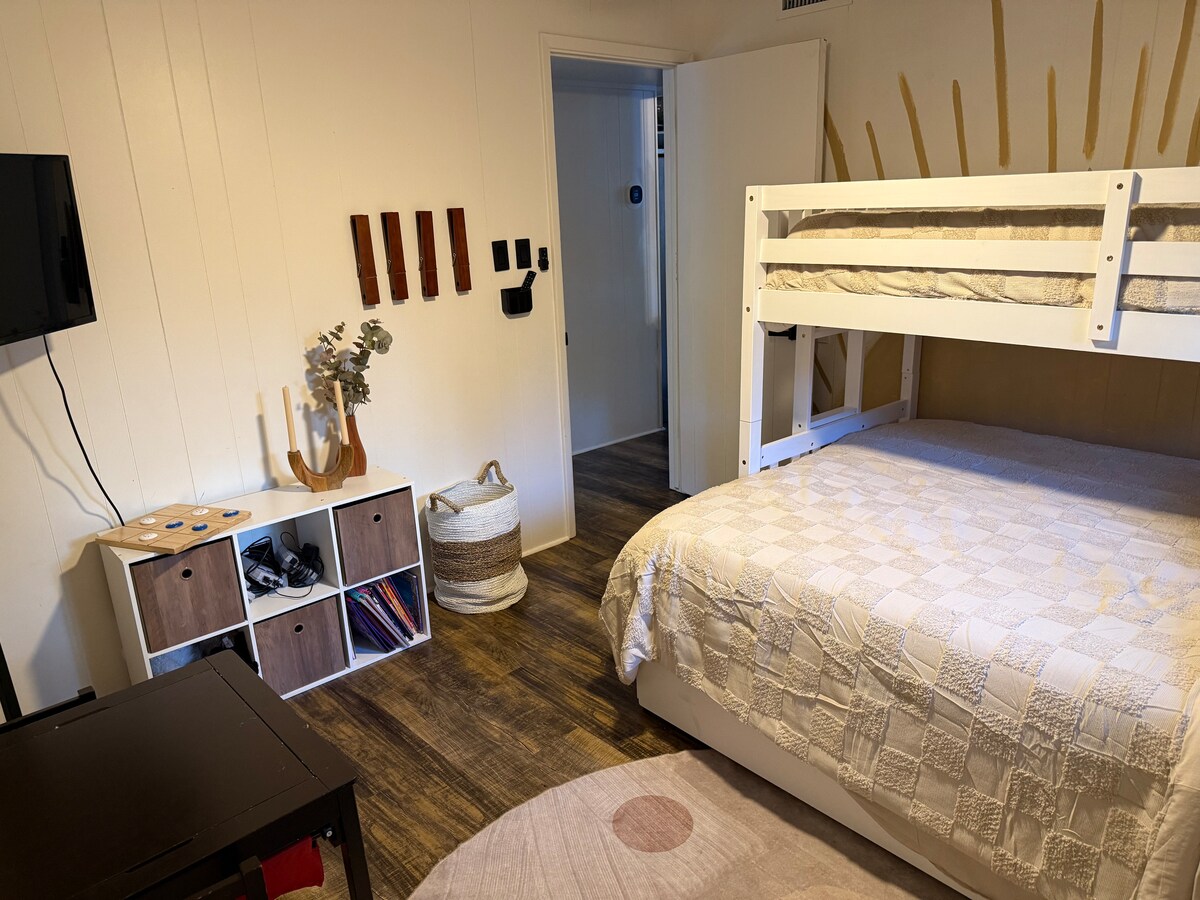 מיטת קומותיים זוגית עם מיטת נפתחת זוגית מתחת