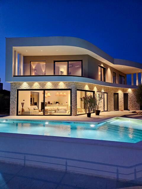 Private design-villa with large pool in Pula