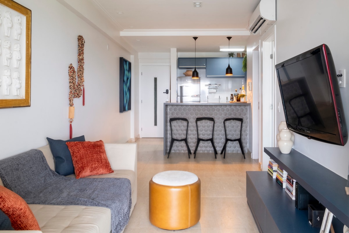 Slaapbank die, wanneer open, geschikt is voor twee personen; tv met 142 kanalen, Netflix en Max; Amerikaanse keuken geïntegreerd met de woonkamer.