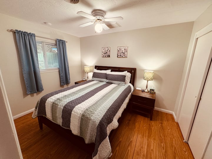 El cuarto dormitorio ofrece una cama tamaño queen, cortinas que oscurecen la habitación y un televisor inteligente.
Esta habitación está justo después del dormitorio doble. 
Fuente de alimentación ubicada en cada mesita de noche para una fácil conexión de los cables de carga.
