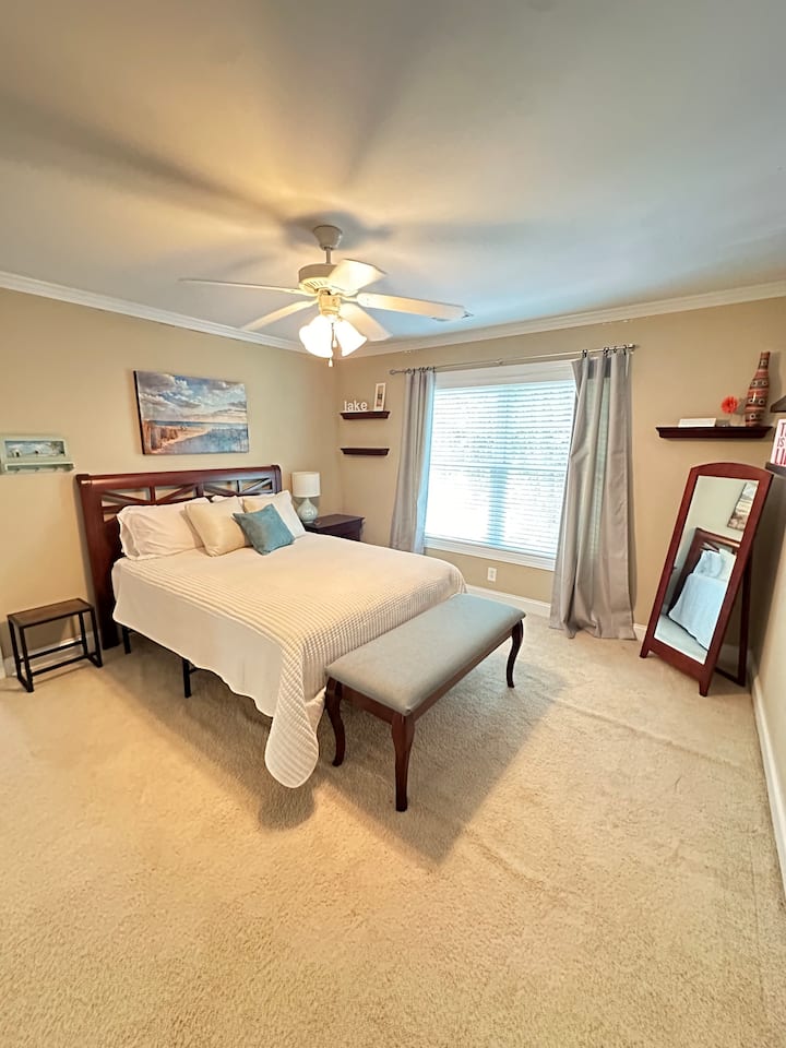 Na konci chodby na poschodí. Len pár krokov od kúpeľne s toaletou, s vlastným prístupom do bonusovej izby a televízorom s veľkou obrazovkou. Súkromná spálňa s manželskou posteľou a výhľadom na zátoku. 