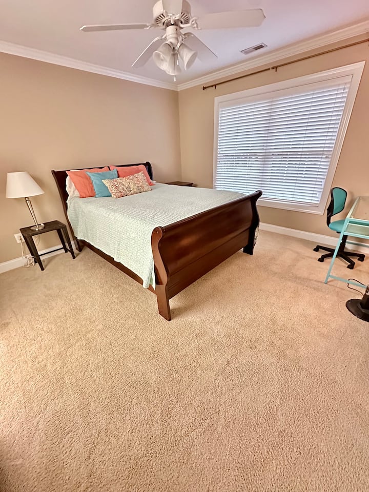 Spálňa s manželskou posteľou na poschodí, priamo cez chodbu od kúpeľne s toaletou a prepojená dverami do bonusovej izby.  