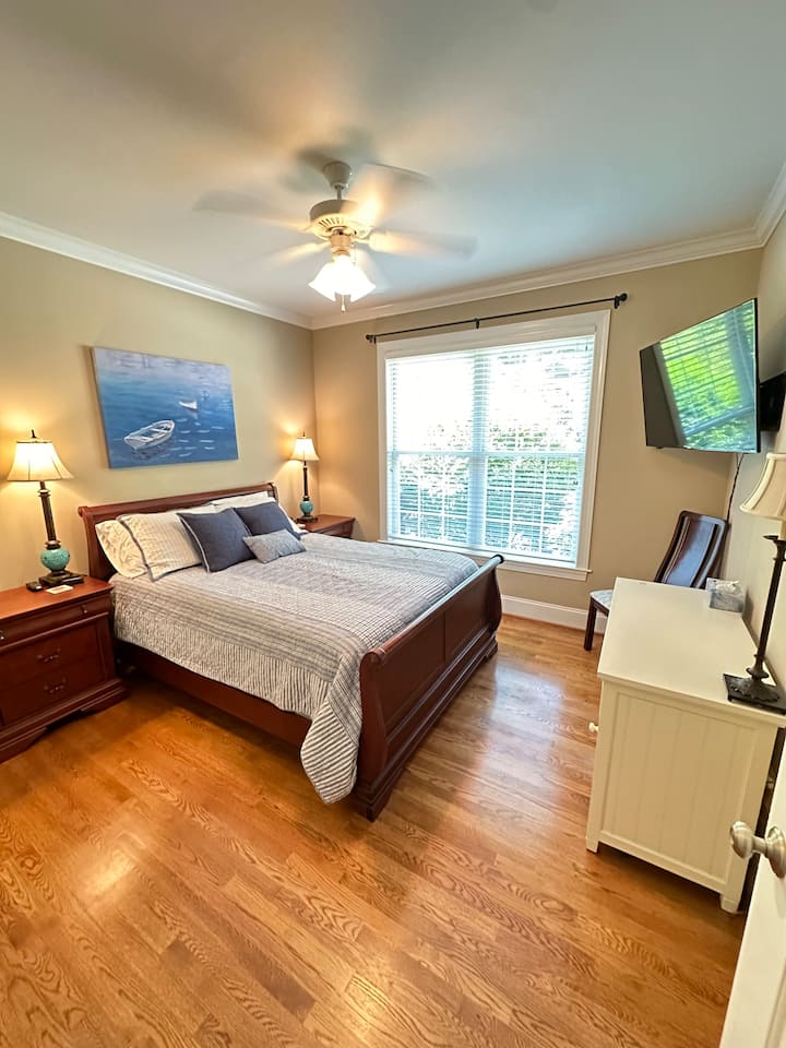 Spálňa na hlavnej úrovni s plne vybavenou kúpeľňou priamo za dverami. Hneď za prednými dverami a schodmi do kuchyne, obývacej izby a zadnej terasy, aby ste videli jazero. Jednoduchý prístup a pohodlná manželská posteľ pre ľudí, ktorí nechcú ísť hore. 