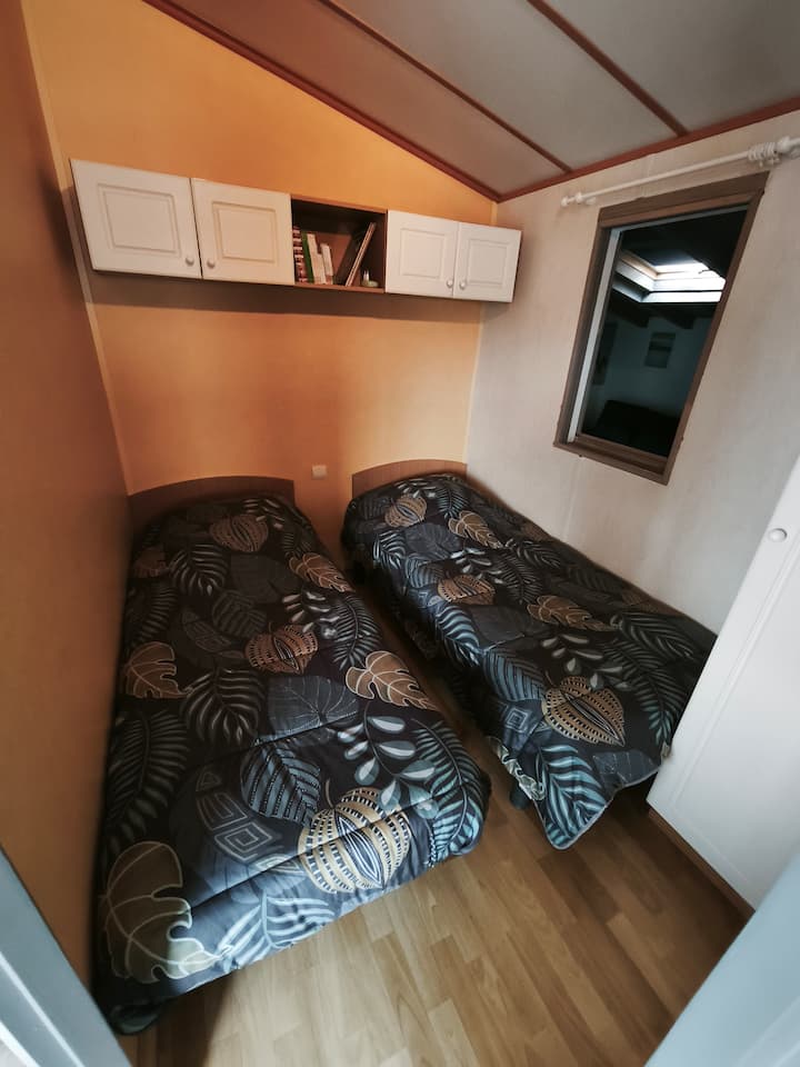 2 lôžka 90 x 190 s úložným priestorom 