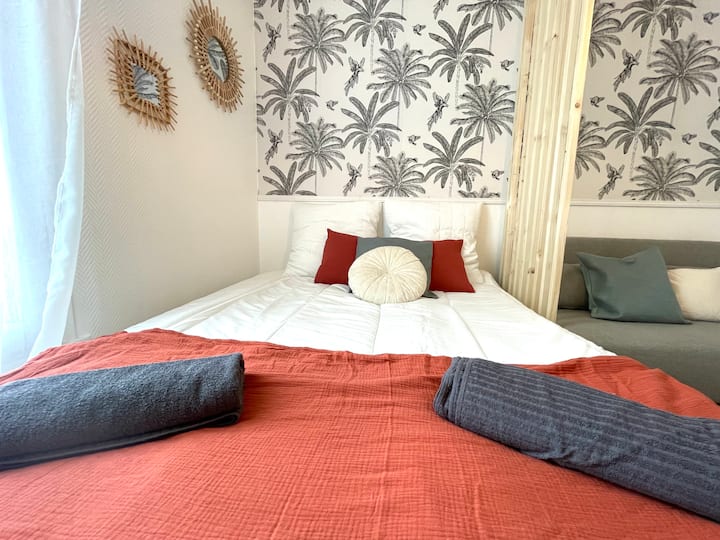 Ორადგილიანი საწოლი კომფორტული მატრასით, ფანჯრები ჟალუზებით და უშუქო ფარდებით 