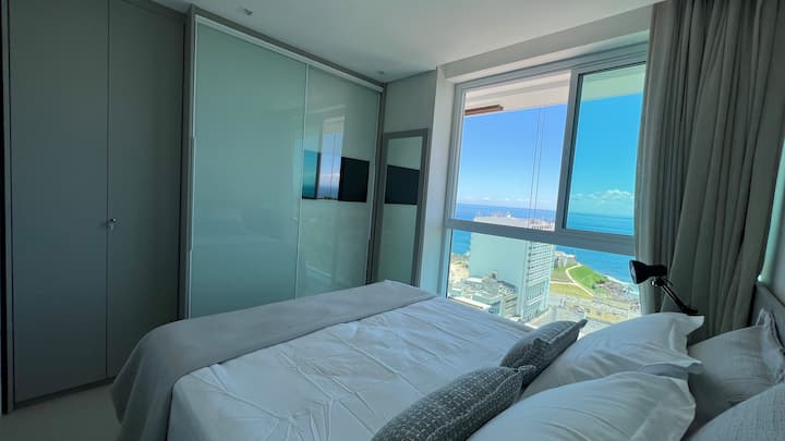 Соба за гости со можност за 1 брачен кревет (широк 150 – 179 см) или 2 единечни кревета, прозорец со поглед кон морето.