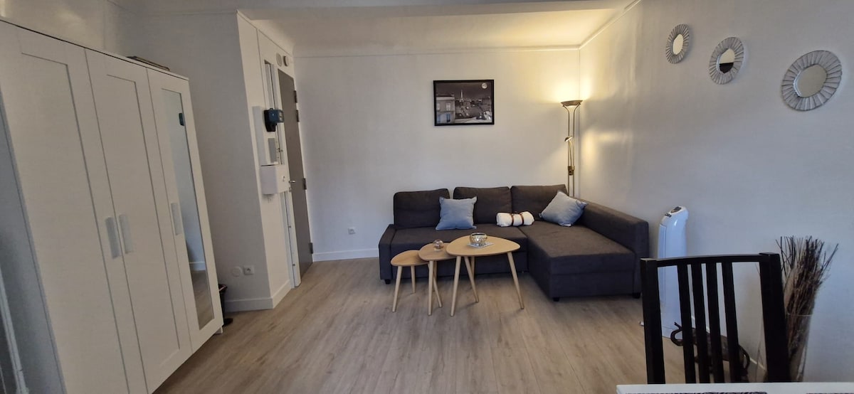 Annonce Airbnb populaire: Studio 10 minutes from Paris à Montrouge