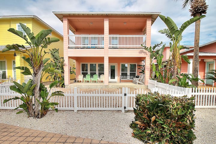 Right Away You Will Feel Relaxed In The Beach Themed Bedrooms! This Home Is Grea - Port Aransas, TX