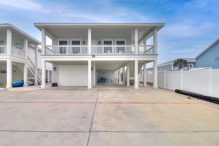 Adorable Poolside Beach Bungalow! - Port Aransas, TX