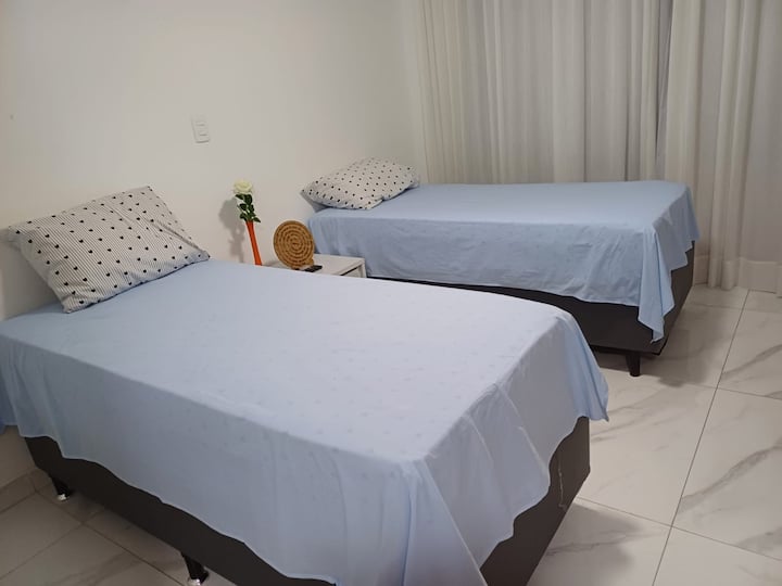 Ova prostorija ima 

2 jastuka
2 posteljine 
2 popluna 
2 deke s mikrovlaknima 
Četiri vješalice.