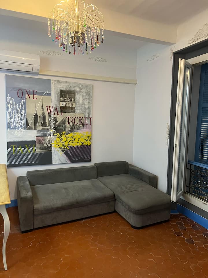 ideálny apartmán pre ubytovanie až 4 osôb. Má 1 pohodlnú manželskú posteľ a rozkladaciu pohovku na privítanie ďalších hostí. V pokojnom mieste je tento priestor ideálny na spanie alebo pokojný oddych 