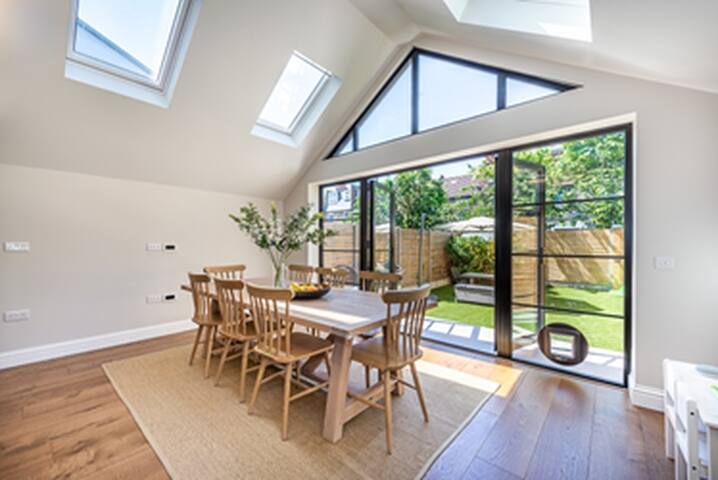 Charming Home in the Heart of Wimbledon gallery image 5